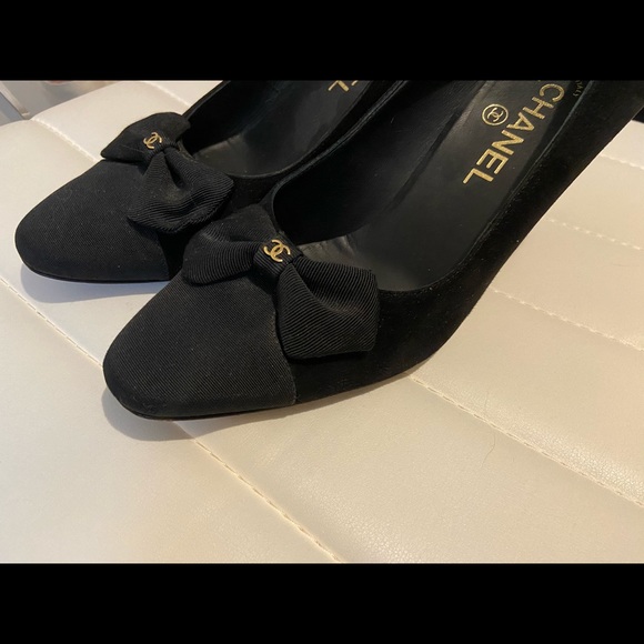 CHANEL Shoes | Black Cap Toe Bow Shoes Gold CC - Picture 4 of 5